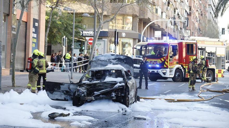 Así quedó el vehículo incendiado que hizo saltar las alarmas en el centro de Alicante