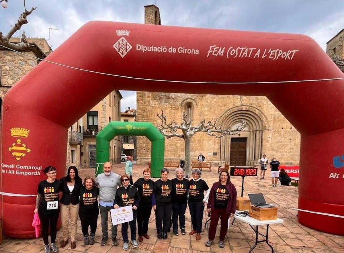 Vuit de les nou integrants de la junta d'Oncolliga Agullana amb l'alcalde i Núria Escapanter, alcaldessa de Llançà, fa uns dies a la cursa La Suada, que van organitzar.