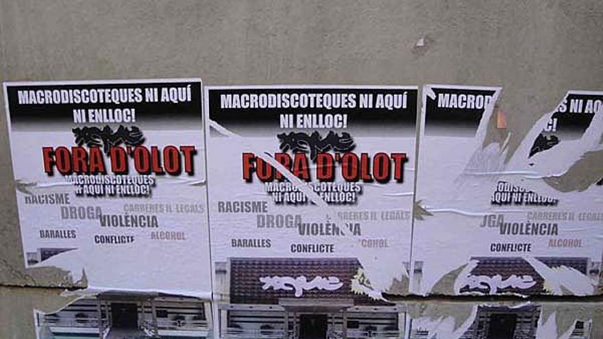 Cartells anònims contra la presència de la discoteca Xquè a Olot.