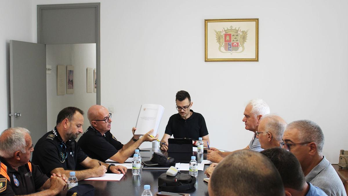 El Intendente de la Policía Local de Novelda, Rafa Sarrió, mostrando el protocolo durante la reunión.