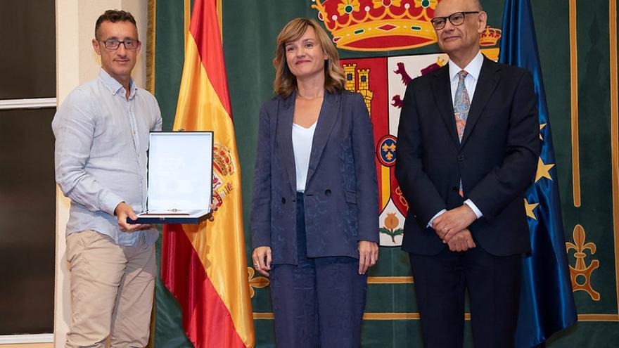 José Luis Lorenz, director del IES Francesc Ribalta de Castelló, recoge la placa.