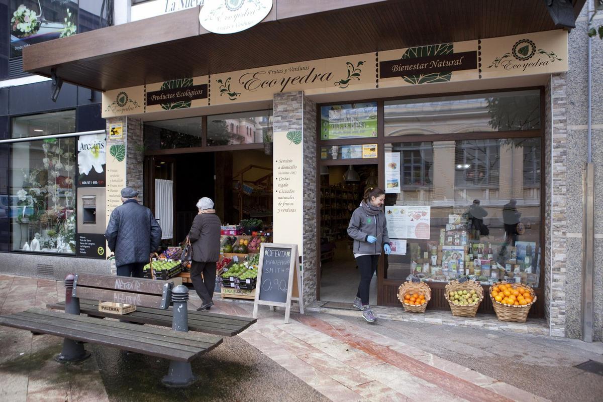 Una tienda de alimentación situada en el centro de Mieres.