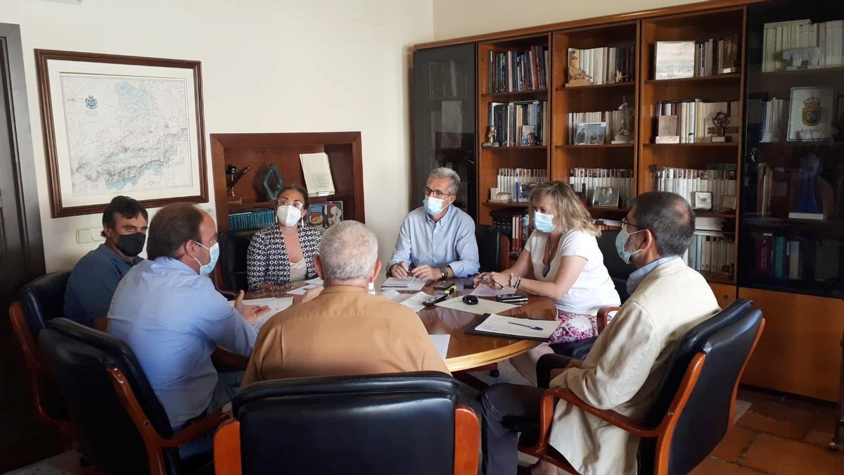 La directora general de Desarrollo Rural, María González y el delegado territorial de la Junta en Ávila, José Francisco Hernández junto a otros responsables para valorar las necesidades de los agricultores y ganaderos afectados por el incendio.