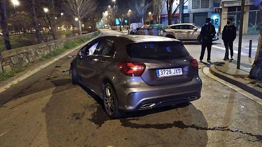 El vehicle abandonat al mig del carrer després dels fets.