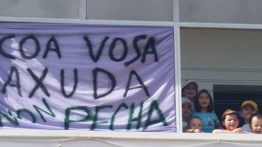 Protesta contra el cierre de la escuela unitaria de Cerceda en 2016.