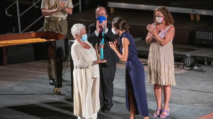 La Reina olvida el luto con vestido de seda en Atlàntida Film Festival