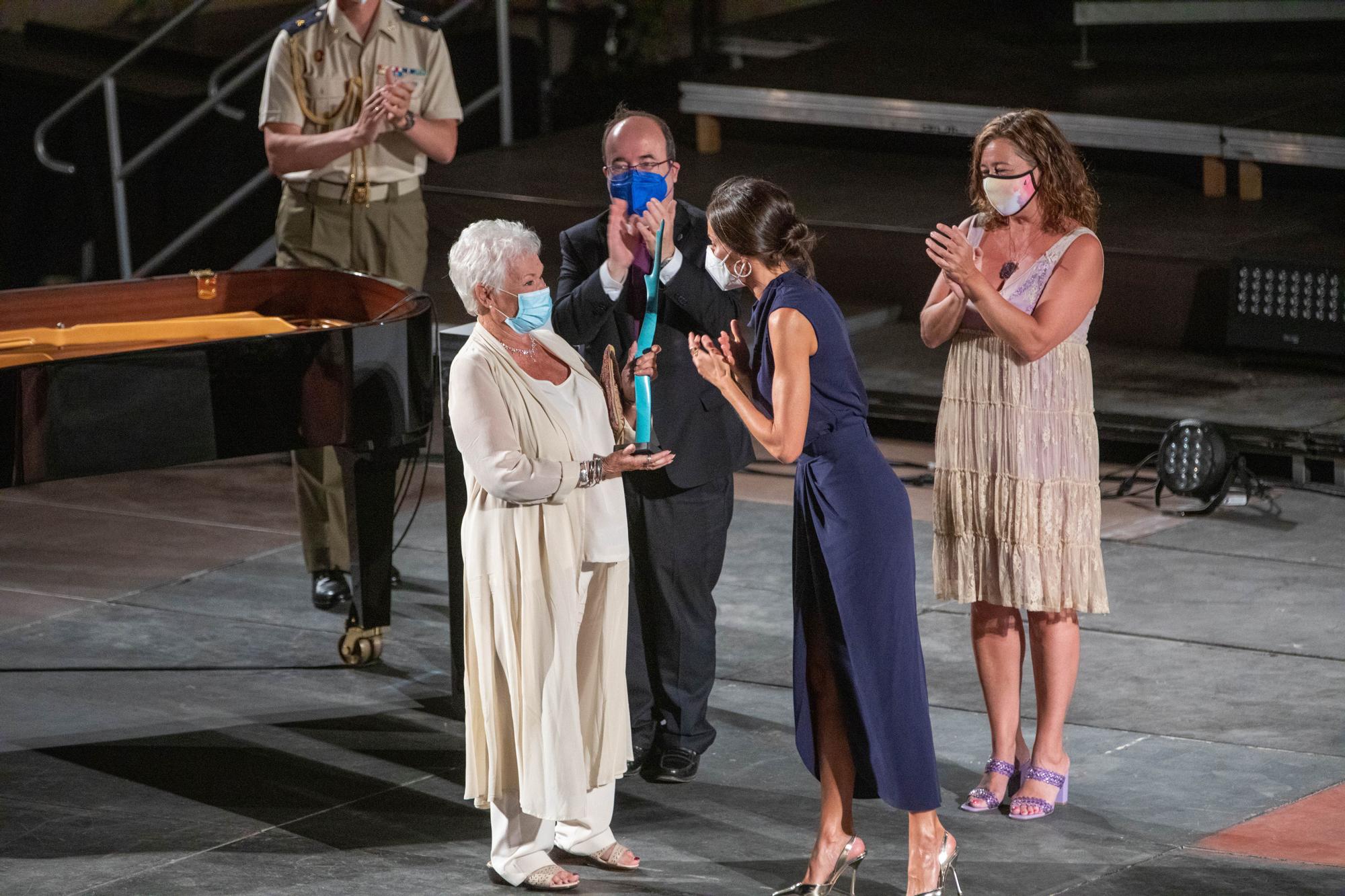 La Reina olvida el luto con vestido de seda en Atlàntida Film Festival