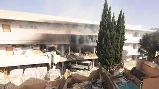 La brutal explosión en un piso de Ibiza llena de escombros piscinas y jardines de chalés