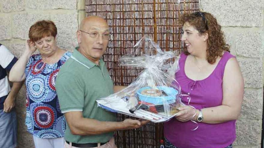 Manuel Anjo recibe el premio por su tortilla de ortigas.