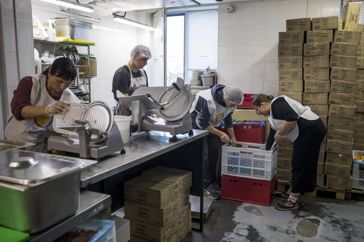 Trabajadores de la ONG del chef José Andrés elaboran comida en un refugio de Lviv.