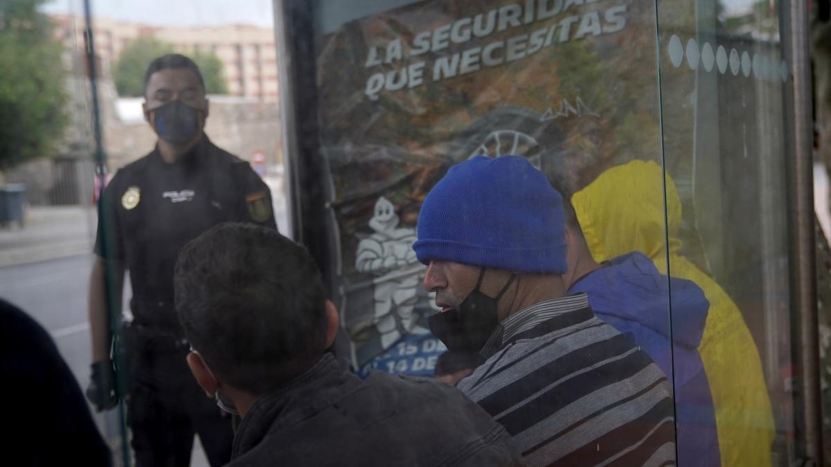 Detenidos decenas de migrantes en Ceuta para identificarlos y hacerles PCRs