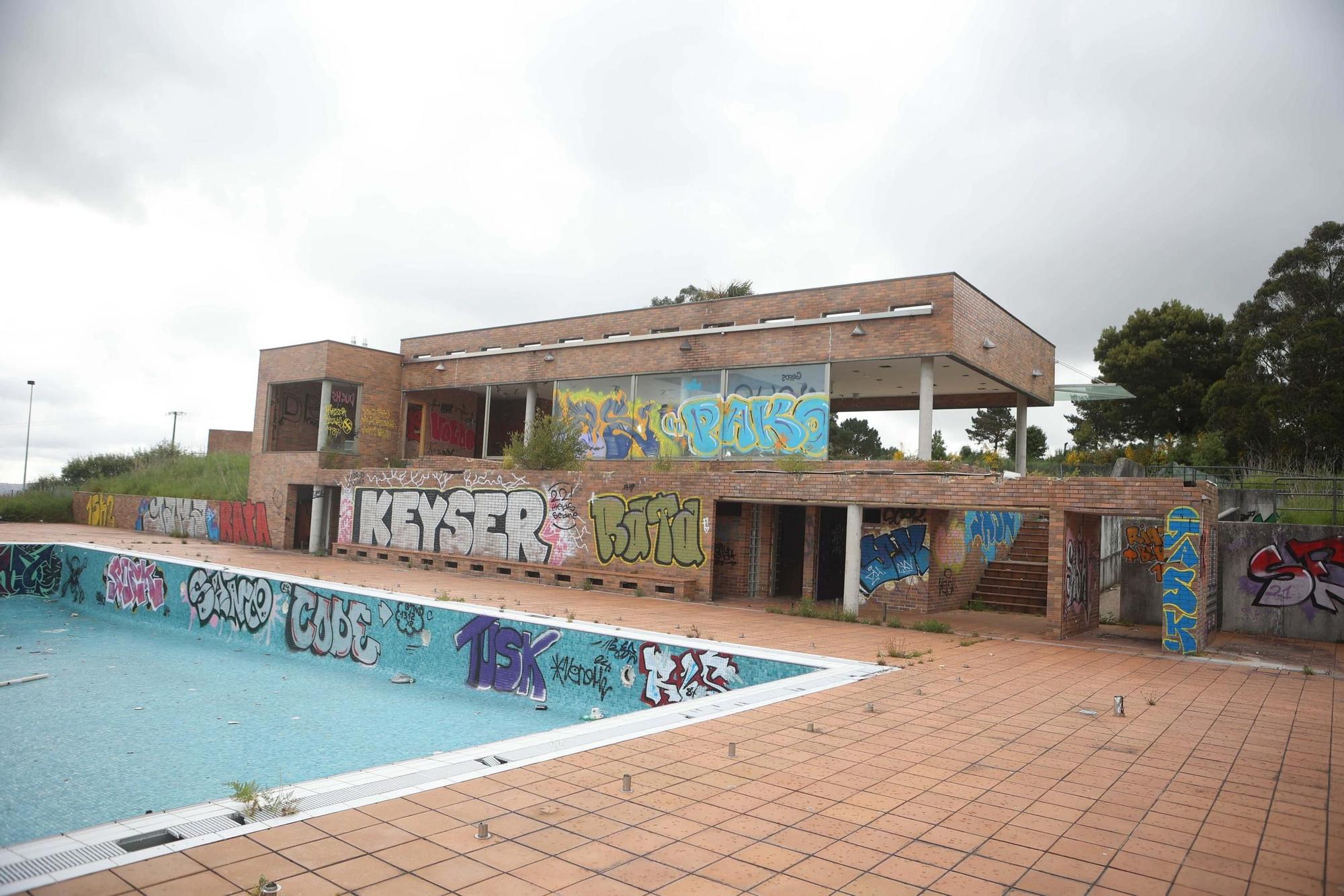 Instalaciones deportivas abandonadas de la urbanización Montegolf