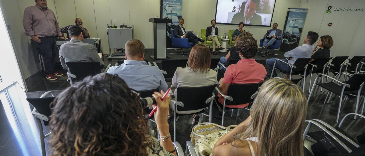 Una de las personas que asistieron este martes a la mesa redonda formula una pregunta a los ponentes invitados por AETE.