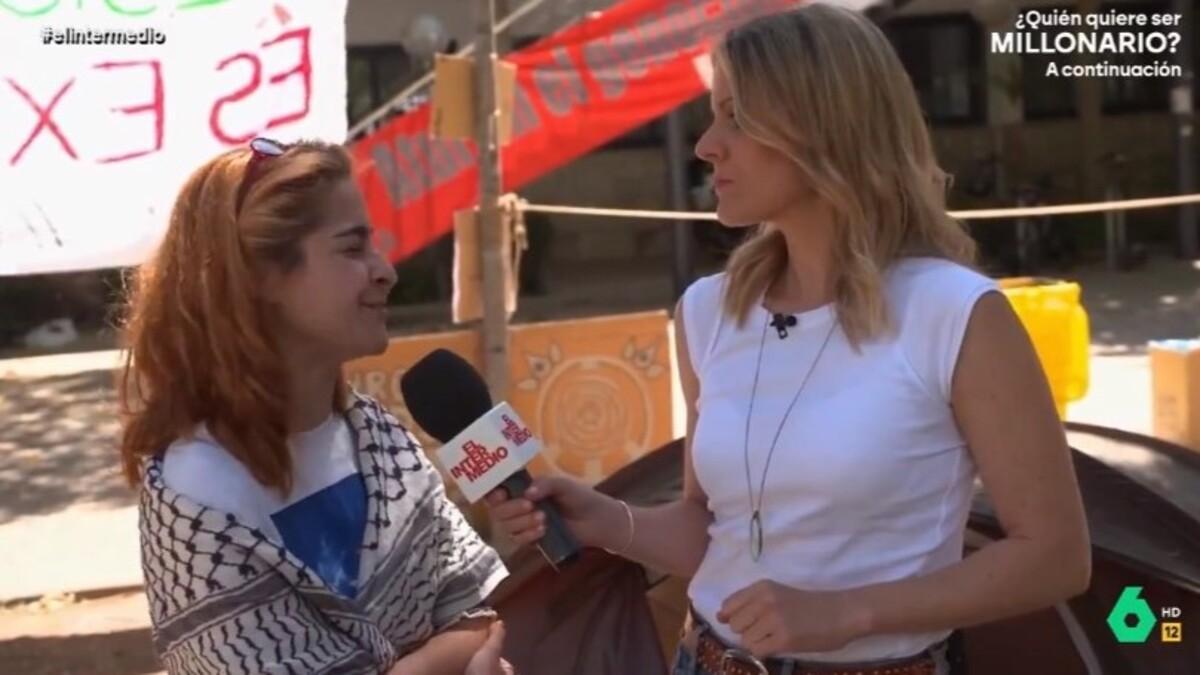 Andrea Ropero entrevista a una estudiante de la Universitat de València.
