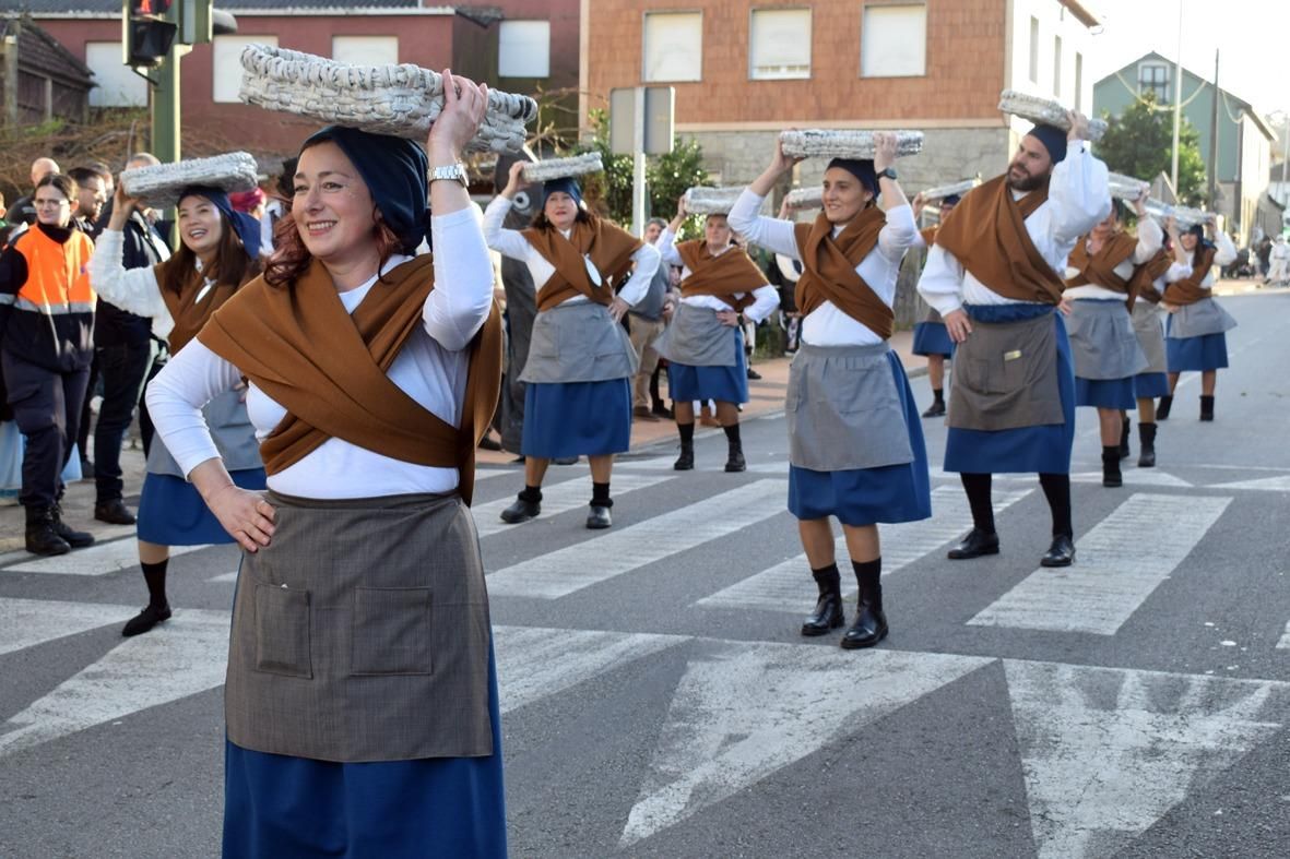 Asistentes al desfile de disfraces del Concello de Valga.