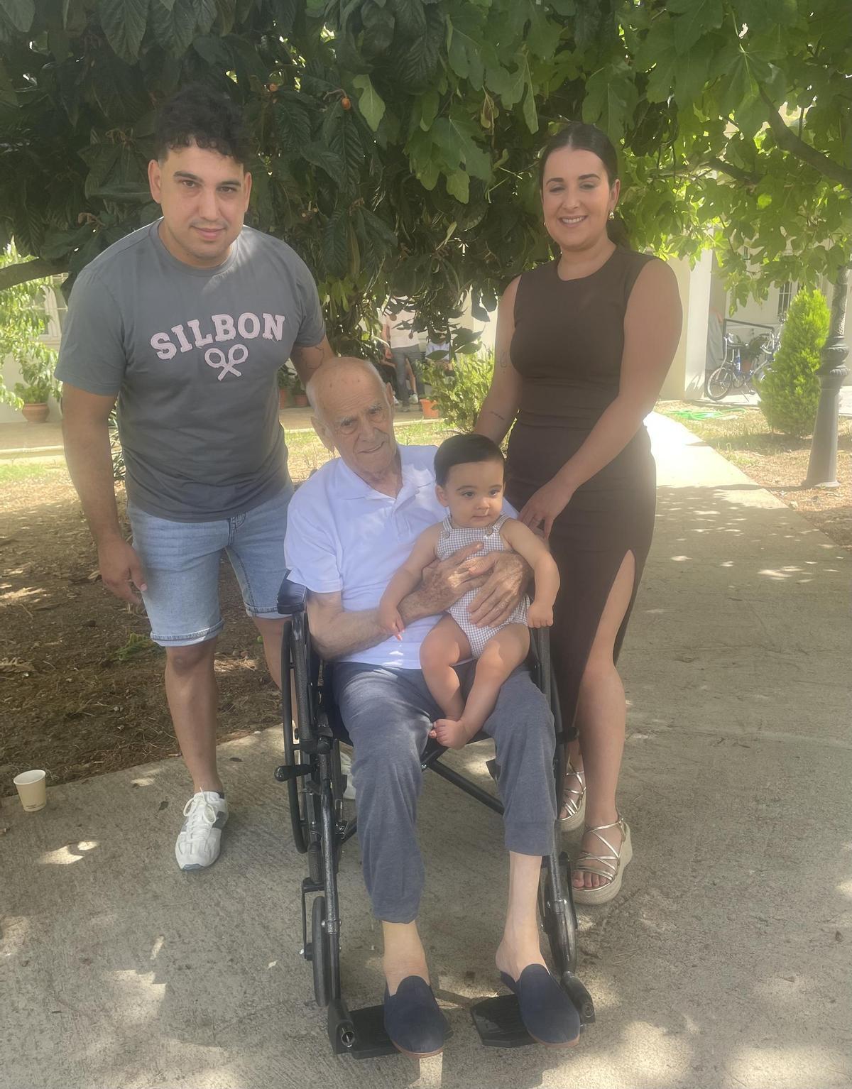 Sergio y Desi junto a Emiliano con Hernán.
