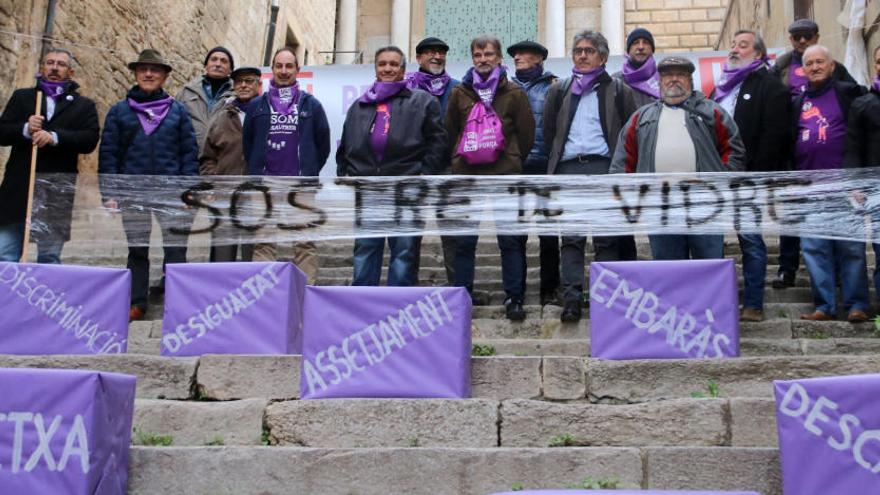 Els homes que han participat en l&#039;acció reivindicativa de la UGT a Girona