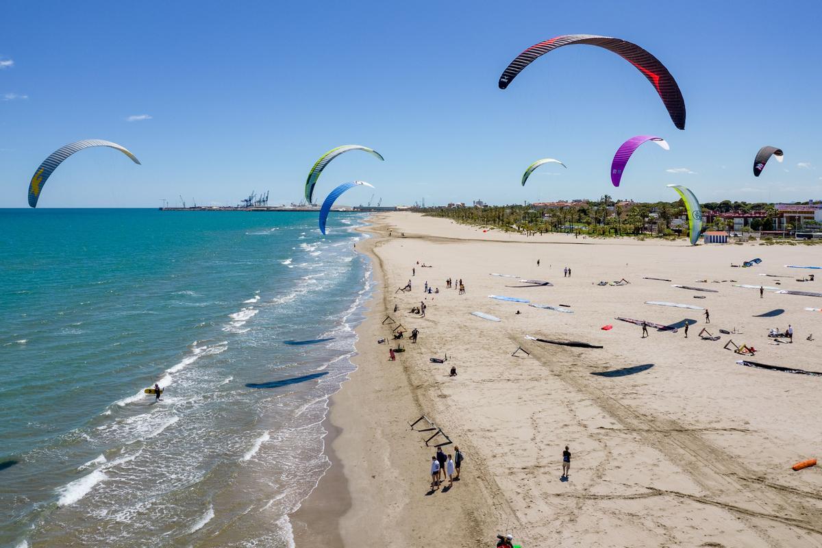 La oferta deportiva ha crecido en la ciudad en los últimos años y las playas del Grau son un punto de encuentro durante el verano.