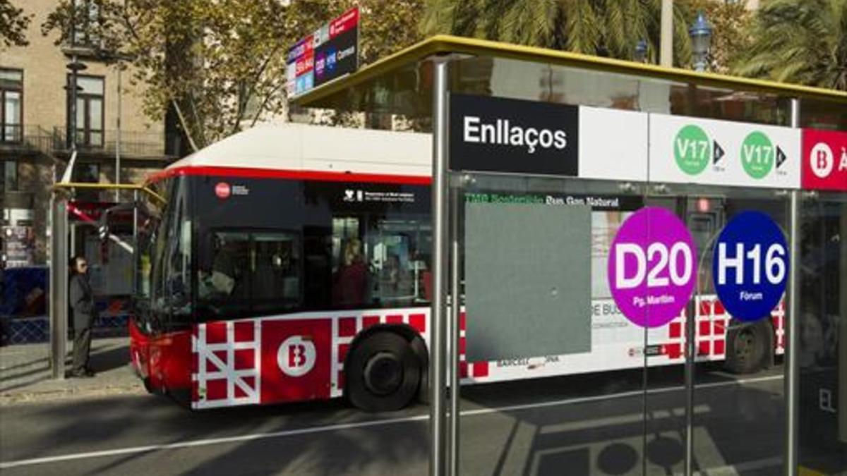 Enlace de diferentes líneas de autobuses en la ronda de la Universitat.