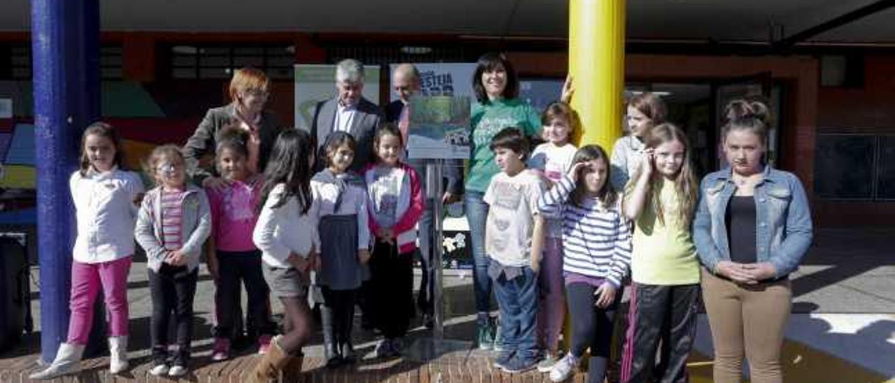 Un grupo de estudiantes del Colegio Público de La Luz, participando en una actividad con vehículos sin motor. | mara villamuza