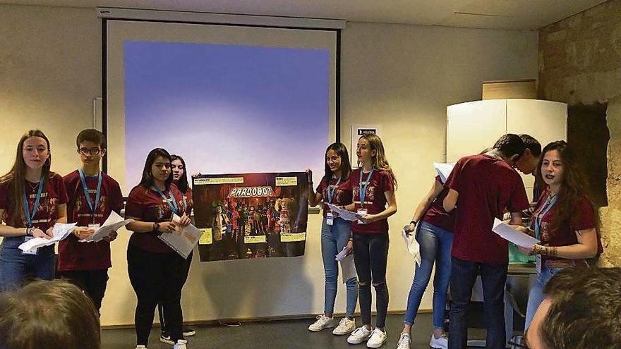 Arriba, dos momentos de la explicación de los centros zamoranos participantes, en el Palacio Fonseca de Salamanca. A la derecha, el grupo de alumnos del centro toresano, junto a su profesora, Alicia Sampedro.