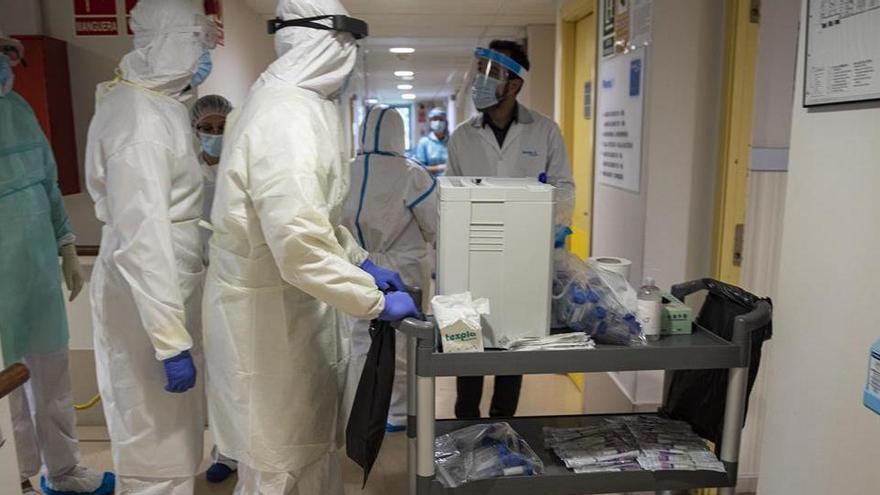 Voluntaris d&#039;Open Arms fent tests a la residència Sanitas Gerunda de Girona durant la pandèmia