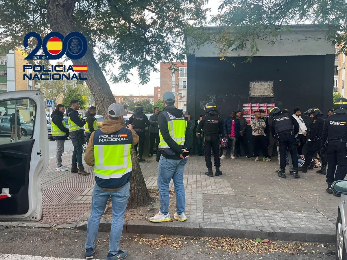 La Policía Nacional durante la operación Brezo, desarrollada el 10 de marzo en la barriada de El Cerezo.