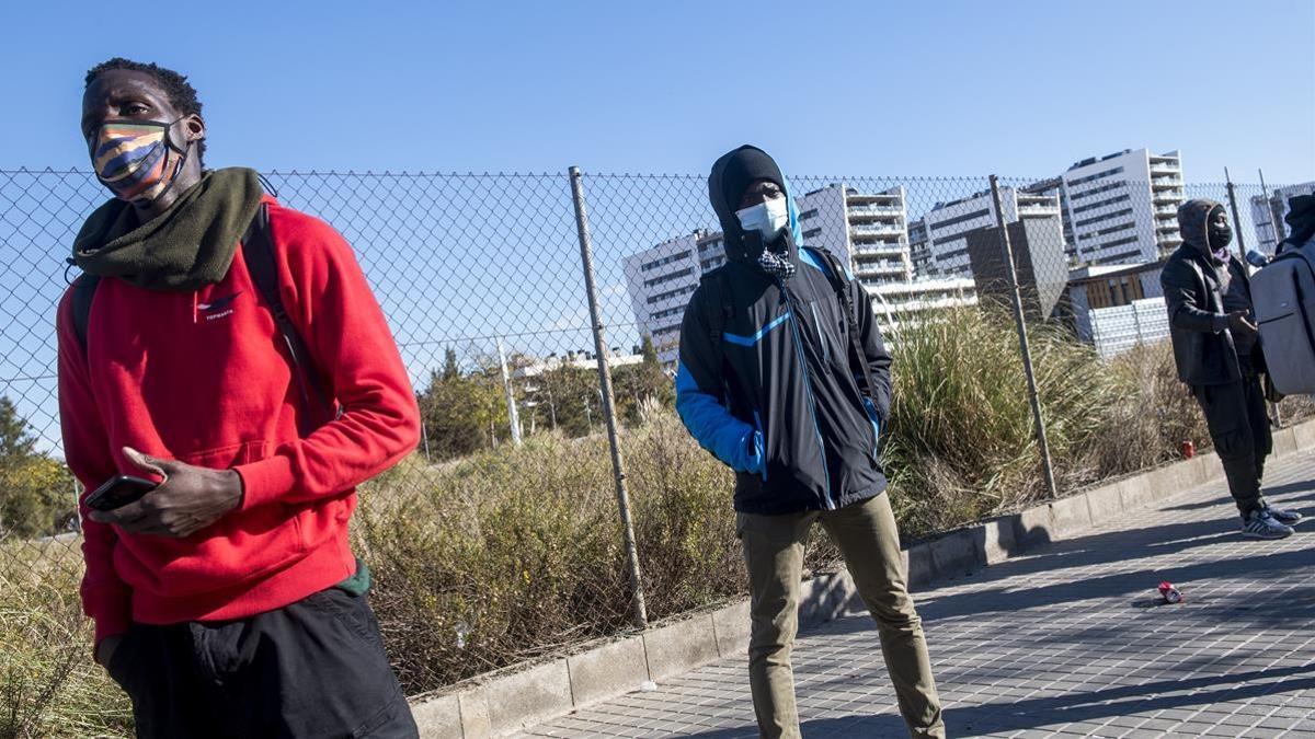 Badalona   10 12 2020  Sociedad  Algunos de los habitantes de la nave que se incendio ayer en Badalona y que ha supuesto la muerte de al menos dos personas  una de ellas podria estar todavia en el interior del edificio  Fotografia de Jordi Cotrina