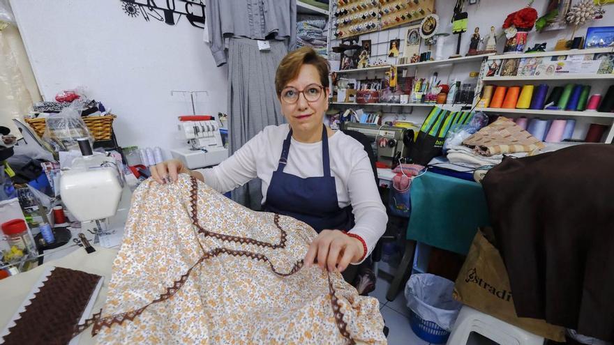 Cruci Benítez confecciona trajes típicos de romería en Gran Canaria