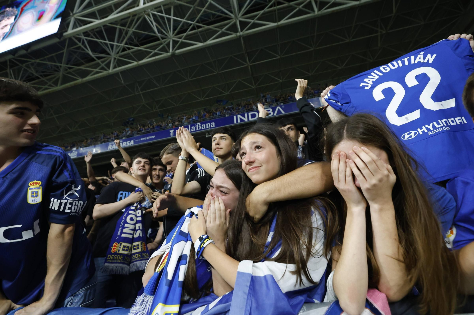 EN IMÁGENES: Así se vivió en el Carlos Tartiere la noche del ascenso del Oviedo a Primera División 24 años después