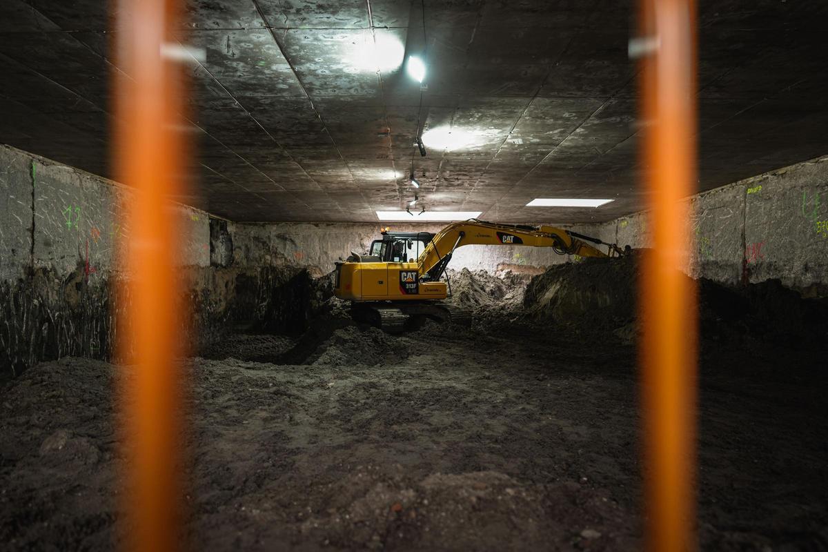 Una excavadora en el hueco ya excavado para la estación de Metro de Madrid Río.