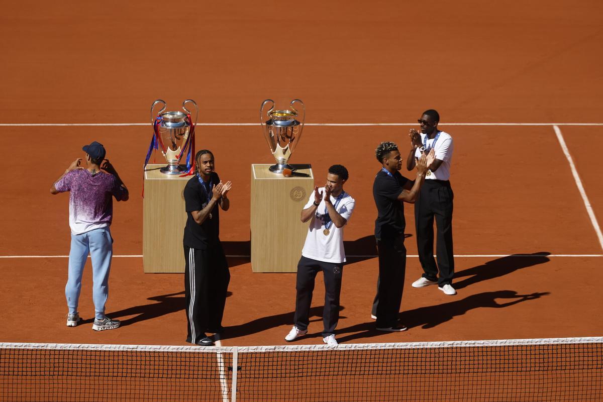 Los jugaodres del PSG, Bradley Barcola, Warren Zaire Emery, Ousmane Dembele y Desire Doue, con las Champions League en la pista de Roland Garros
