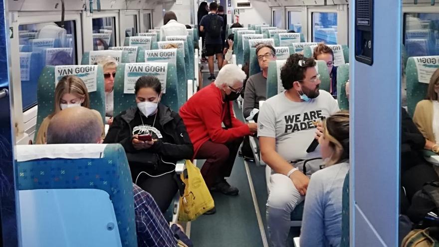 Los pasajeros, tras más de dos horas a la espera de más información en la estación de Ourense