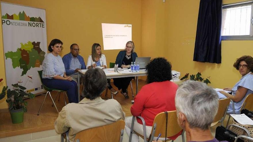 Presentes en la asamblea celebrada ayer en la sede del colectivo territorial. // Bernabé/Javier Lalín