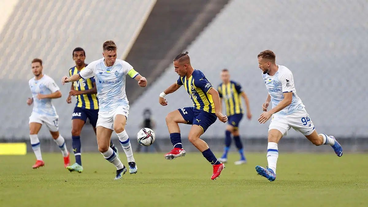 Los jugadores del Dinamo de Kiev y del Fenerbahce disputan el balón en el partido de clasificación para la Champions League, en Lodz (Polonia).