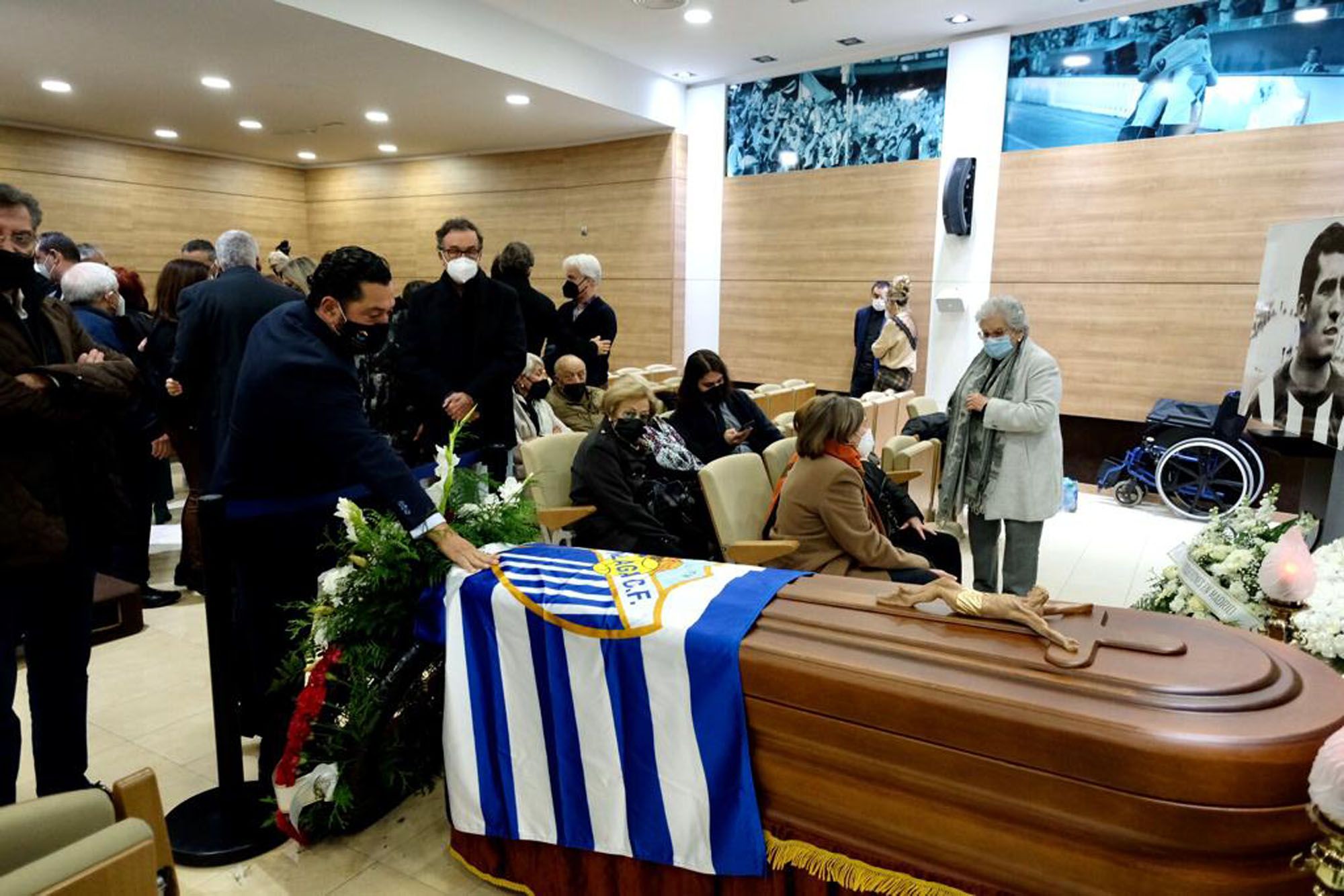 Las imágenes de la capilla ardiente de Antonio Benítez en La Rosaleda