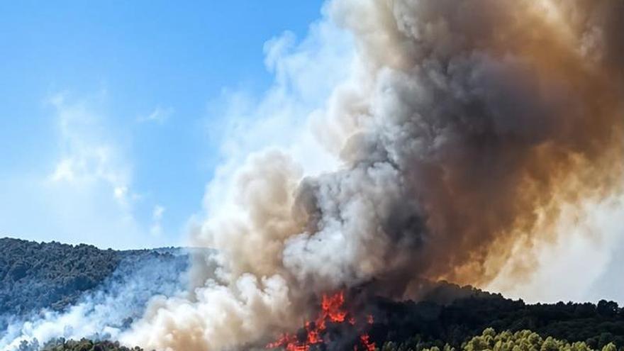La situación del incendio se complica en Artana (Castellón): crece la preocupación por el avance de las llamas