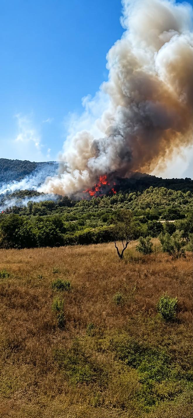 La situación del incendio se complica en Artana (Castellón): crece la preocupación por el avance de las llamas