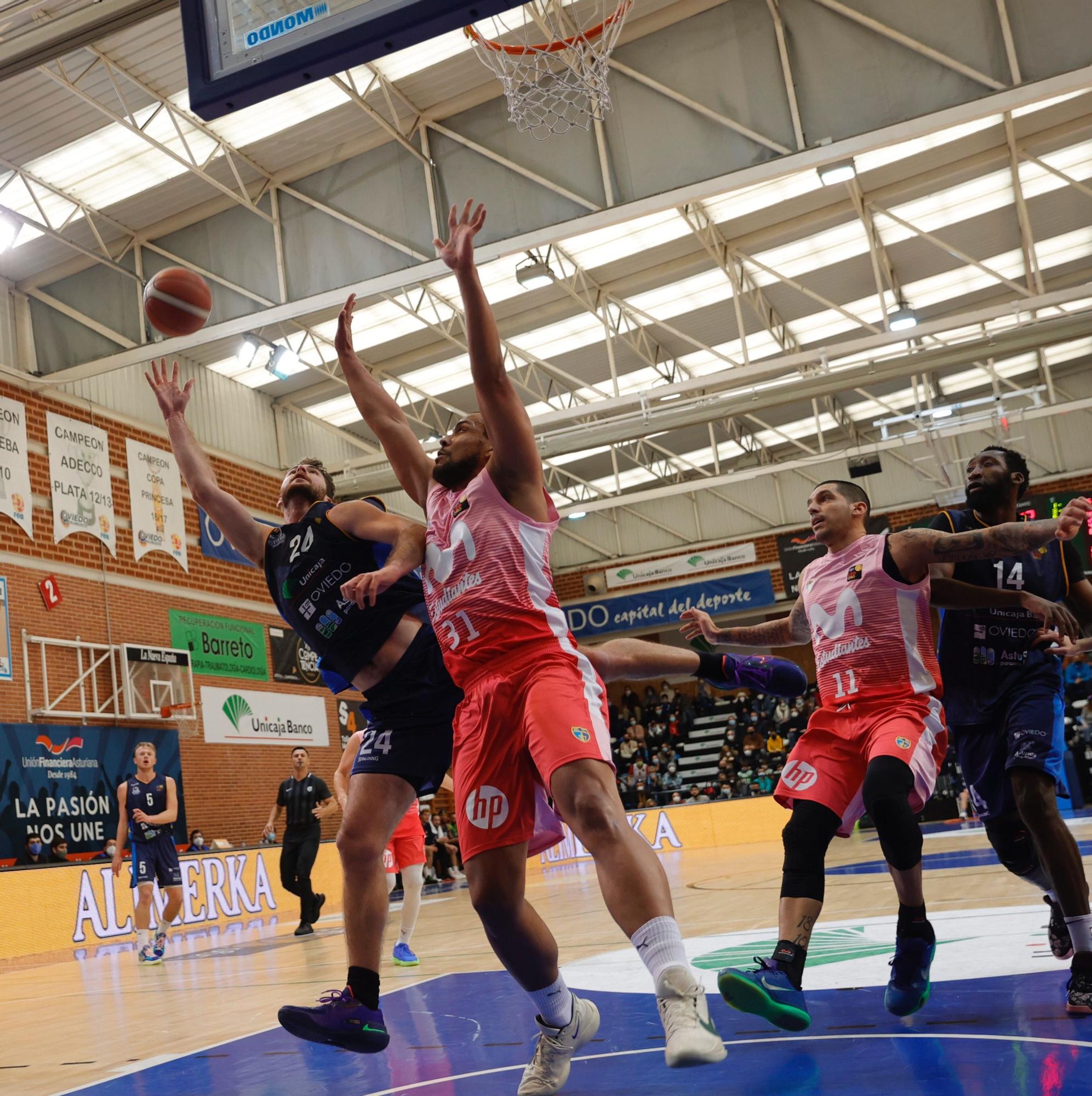 En imágenes: así fue el partido entre el Oviedo Baloncesto y el Estudiantes