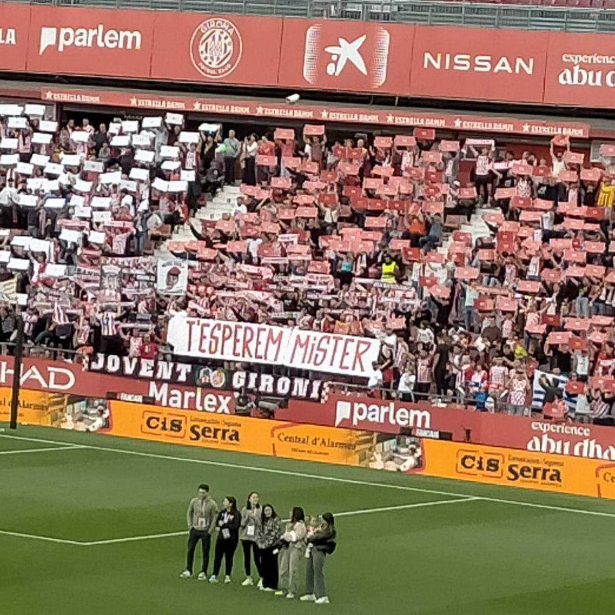La pancarta en homenaje a M赤chel antes del Girona - Villarreal
