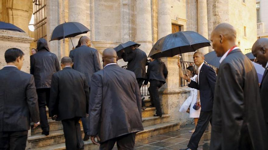 Obama y su familia se dan un paseo por La Habana Vieja.