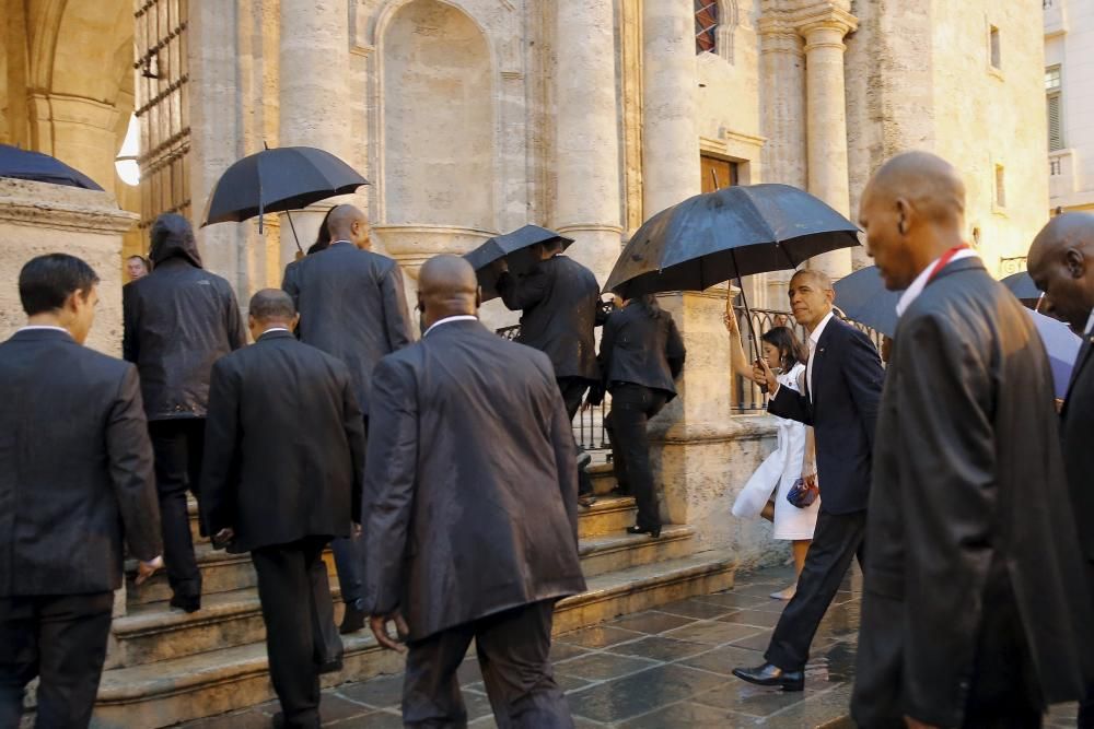 Los Obama visitan La Habana Vieja.