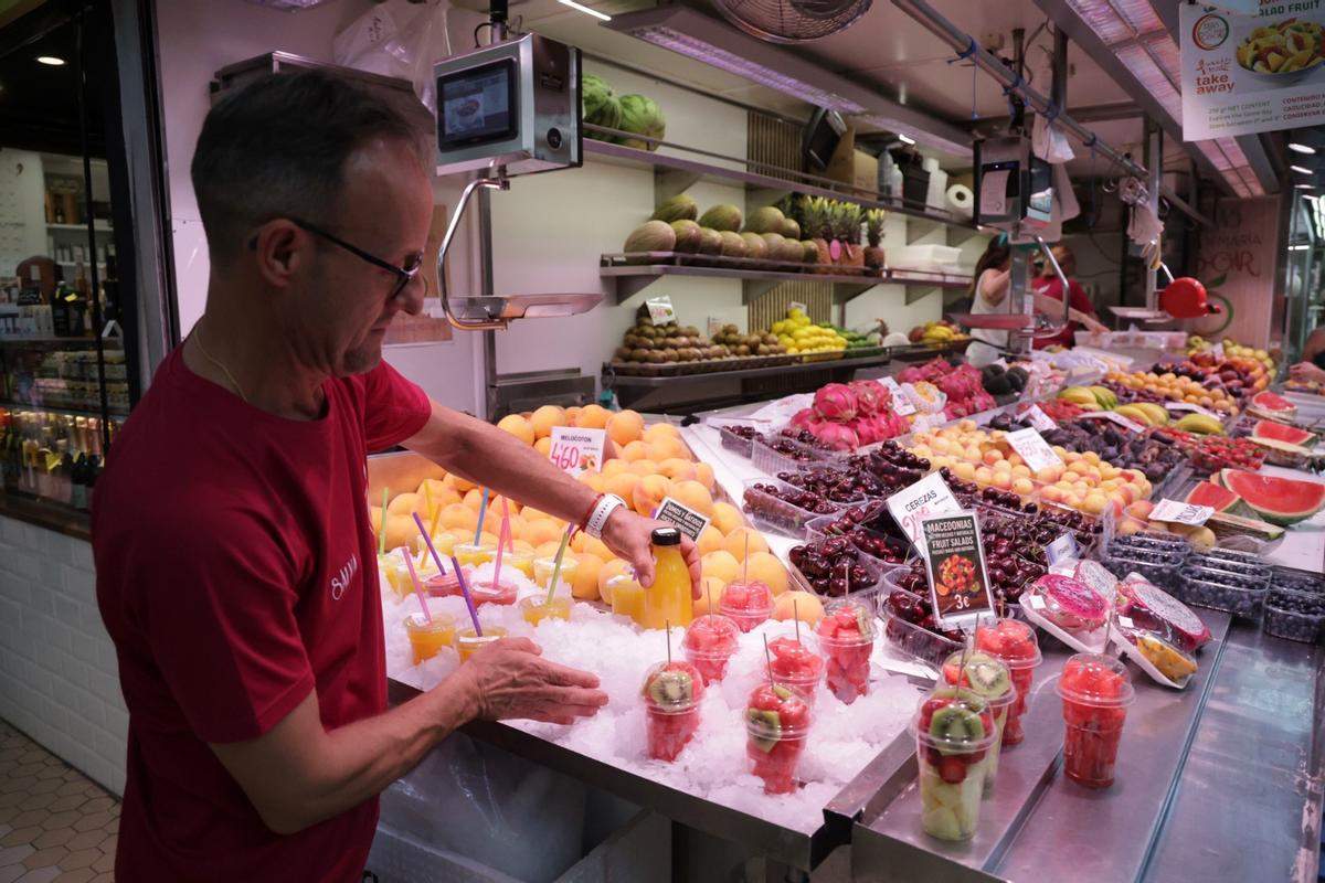 Los puestos del Mercado Central limitan el género para que no se estropee por el calor