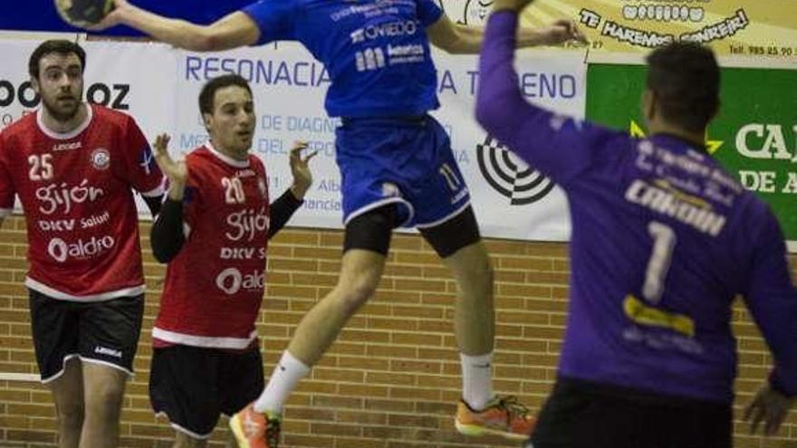 Rubén Menéndez trata de batir a Cardín durante el partido de ayer en el polideportivo de Vallobín.