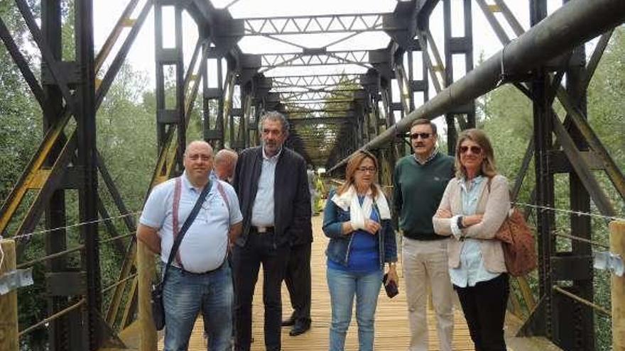 La presidenta de la Diputación en el puente de hierro.