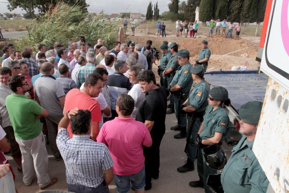 Protesta agricultores por el sellado del desagüe