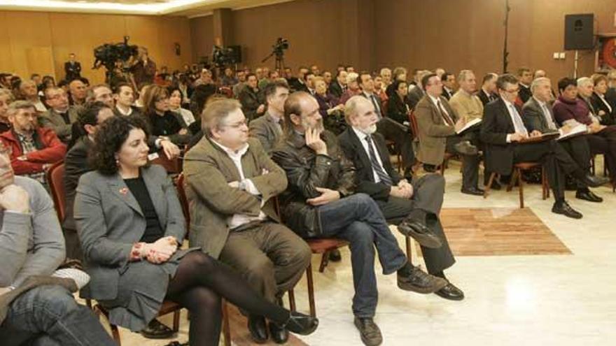 Encuentro de Rosa Aguilar con el sector pesquero y transformador, ayer, en Santiago.  // Xoán Álvarez