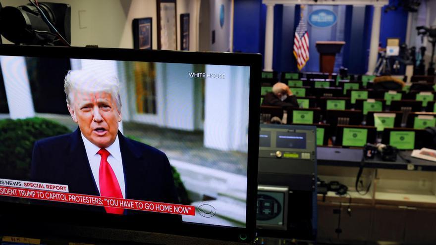 El president dels Estats Units, Donald Trump, fent declaracions en un monitor de televisió des de la sala d&#039;informació de la Casa Blanca, després de l&#039;assalt dels seus partidaris al Capitoli, a Washington