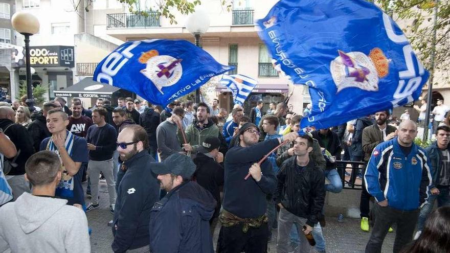 Aficionados del Deportivo esperando la salida del equipo hacia Balaídos la pasada temporada.