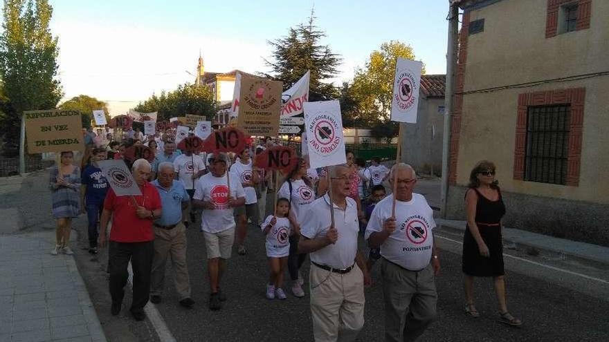 Vecinos de la comarca se manifiestan contra la implantación de macrogranjas en Pozoantiguo.